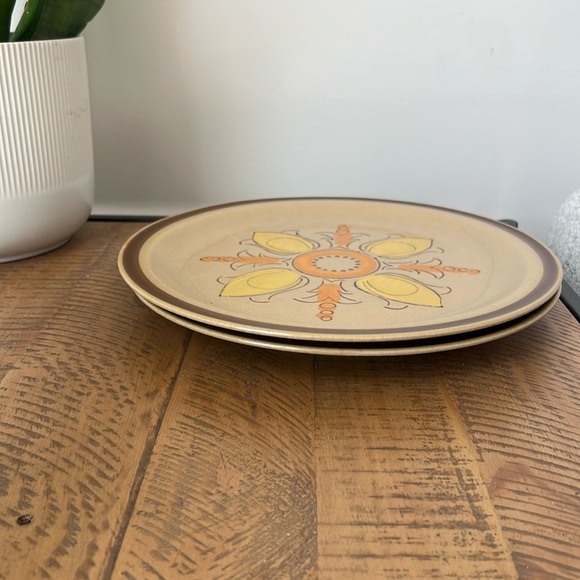 2 Vintage Hearthside Hand Painted Stoneware Dinner Plates - Painted in Japan - Picture 3 of 7